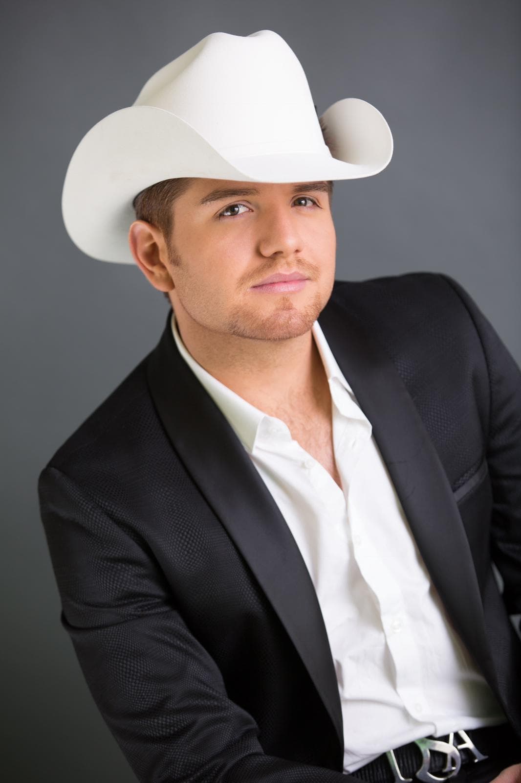 El Dasa, cuyo nombre verdadero es Dasahev López Saavedra, es un cantante de regional mexicano nacido el 27 de julio en Hermosillo, Sonora.