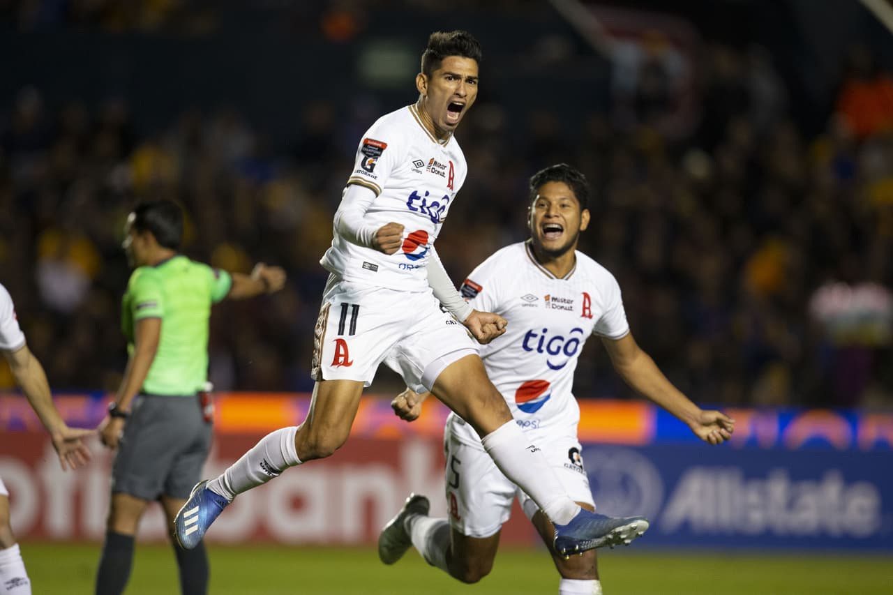 Tigres arrancó los octavos de final con derrota 2-1 en su visita al Alianza.