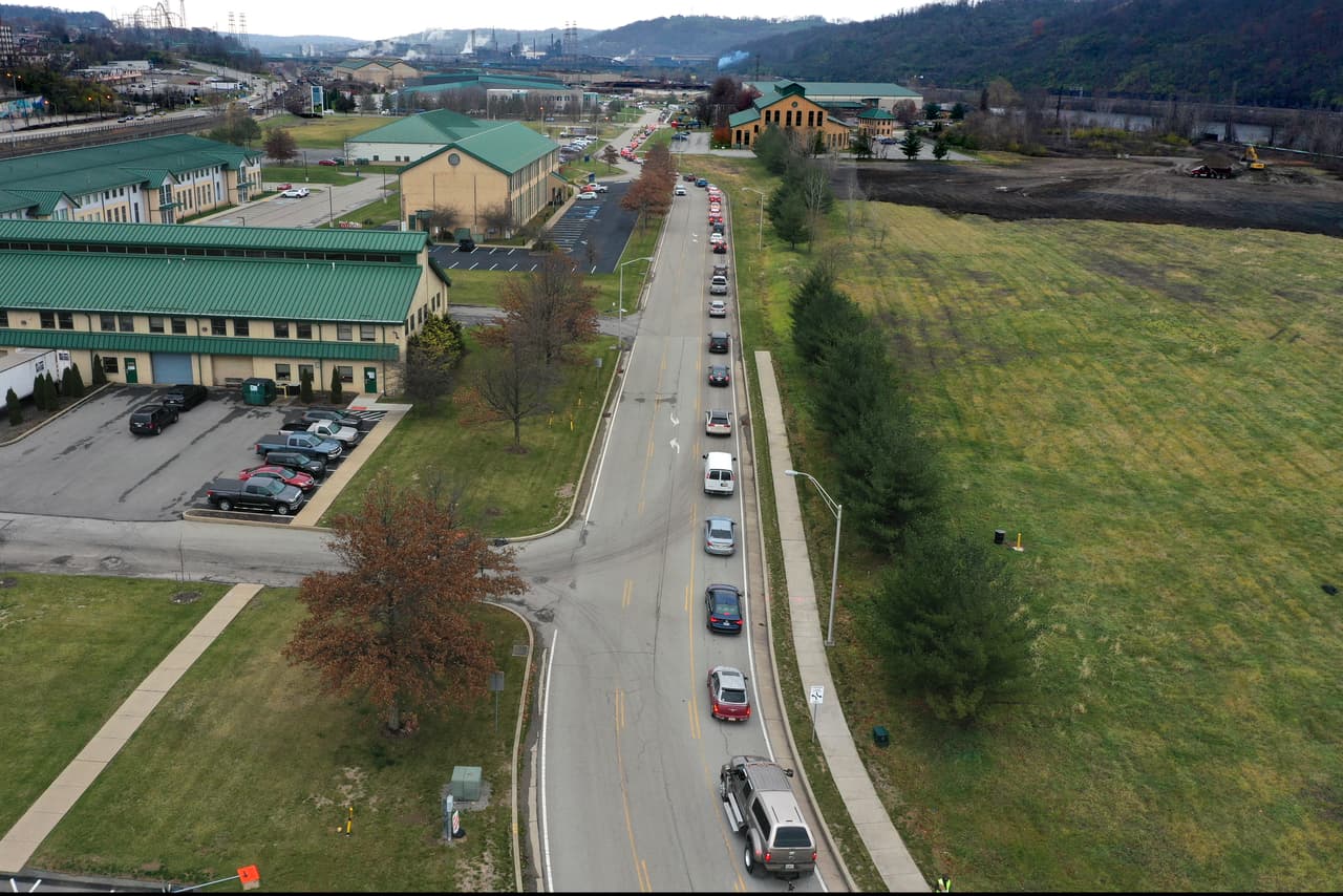 <b>40% de las personas que han hecho las filas para recibir donaciones de comida lo han hecho por primera vez en 2020</b>, según Feeding America. En la fotografía la inmensa fila de autos para recibir alimentos en la ciudad de Pittsburgh, en Pennsylvania, el 23 de noviembre.