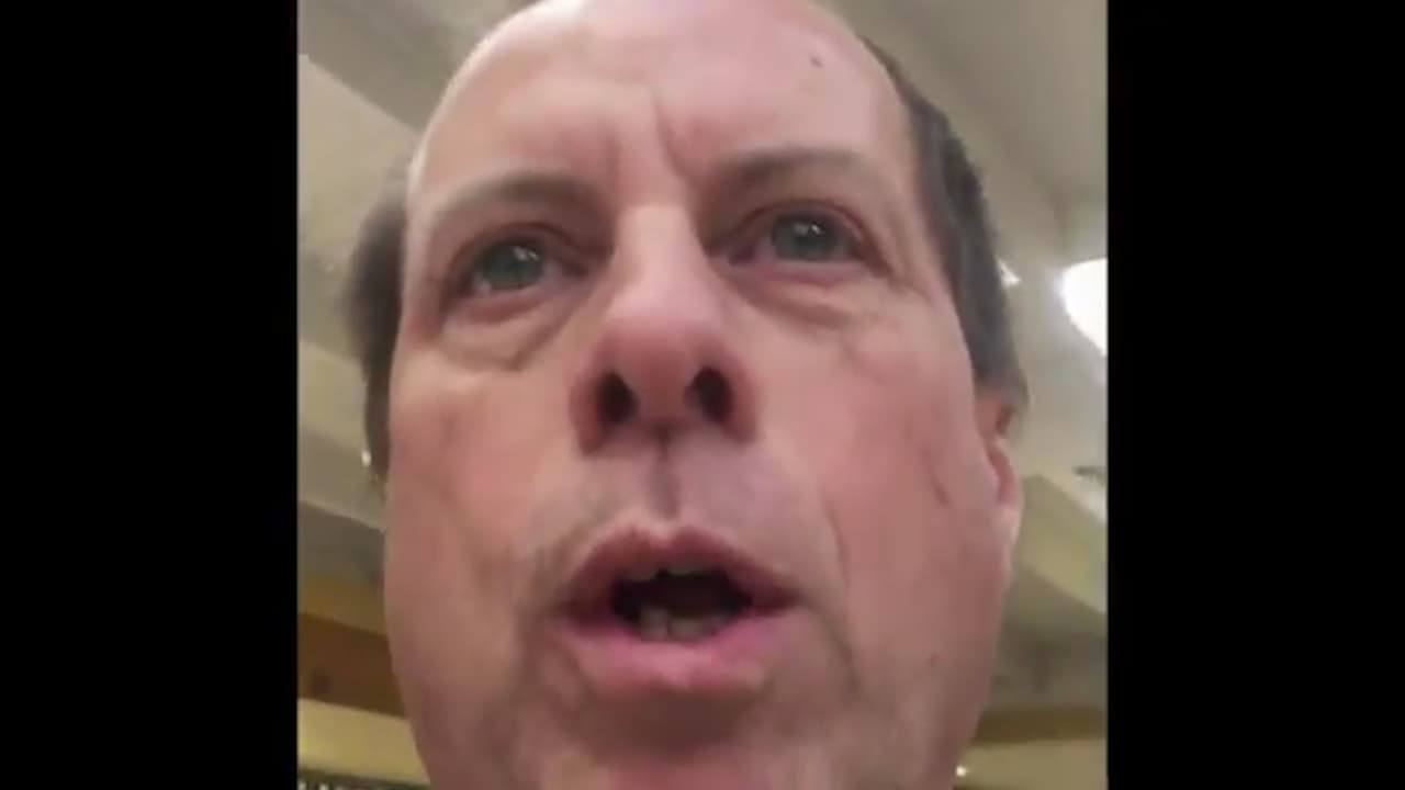 Un pastor irrumpe en un centro comercial de Texas al grito de “Santa Claus no existe”