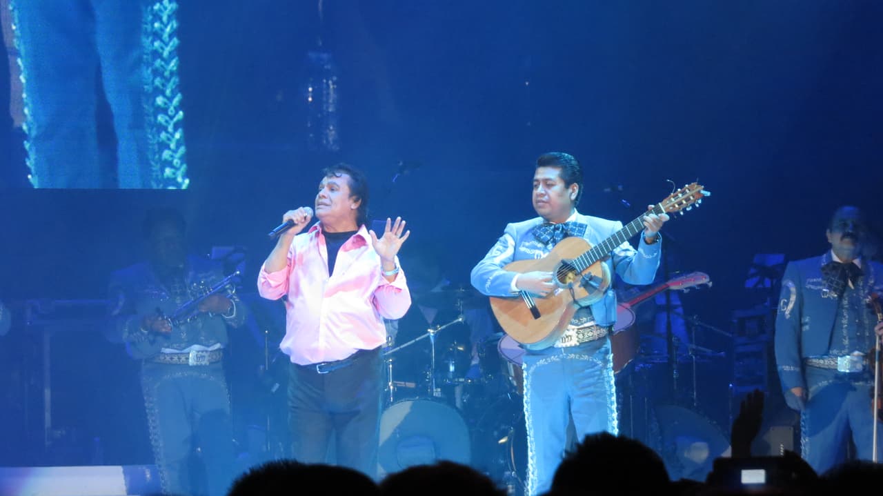 El "Divo de Juárez" se presentó con gran éxito en la ciudad de los vientos y conquistó el escenario del Allstate Arena. Mira las fotos del conciertazo de Juan Gabriel.