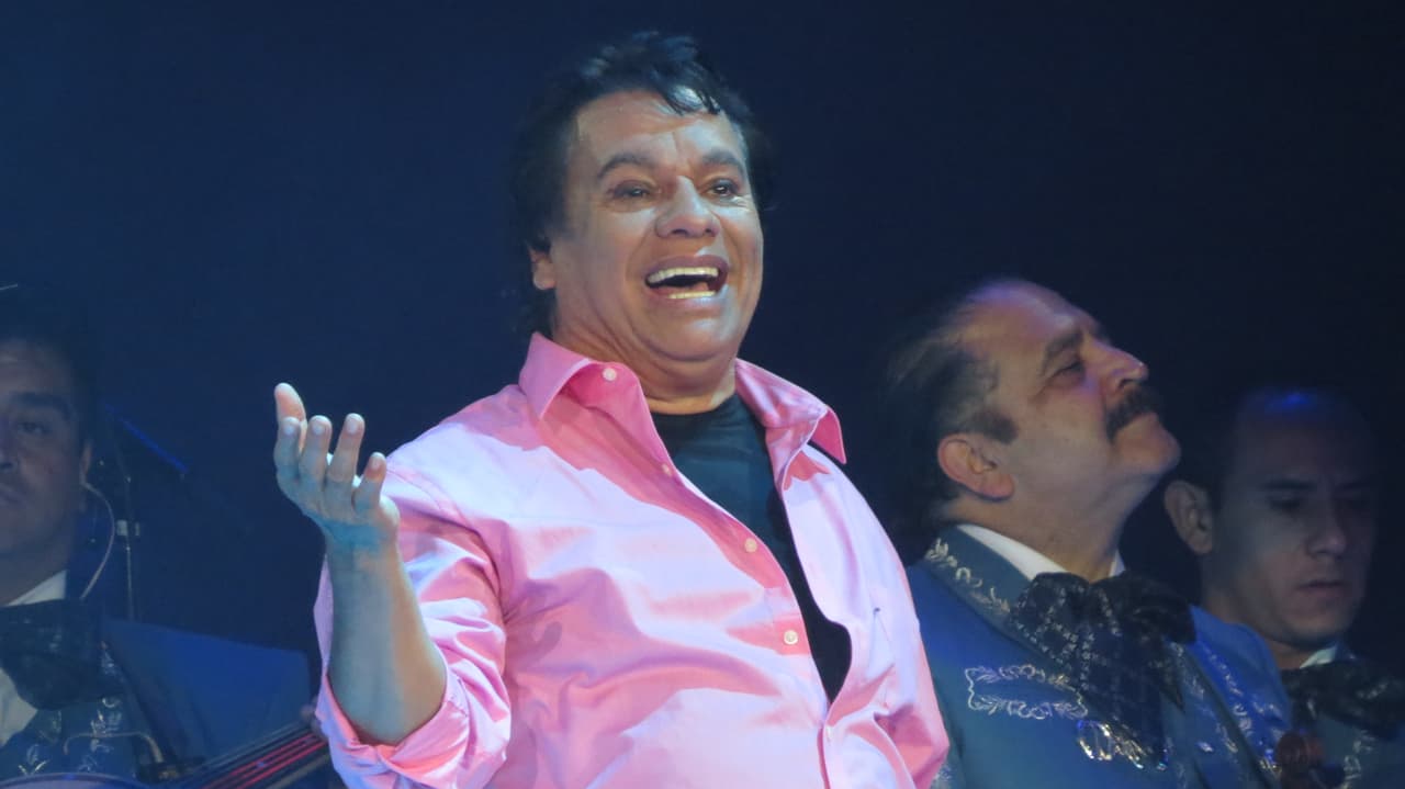 El "Divo de Juárez" se presentó con gran éxito en la ciudad de los vientos y conquistó el escenario del Allstate Arena. Mira las fotos del conciertazo de Juan Gabriel.