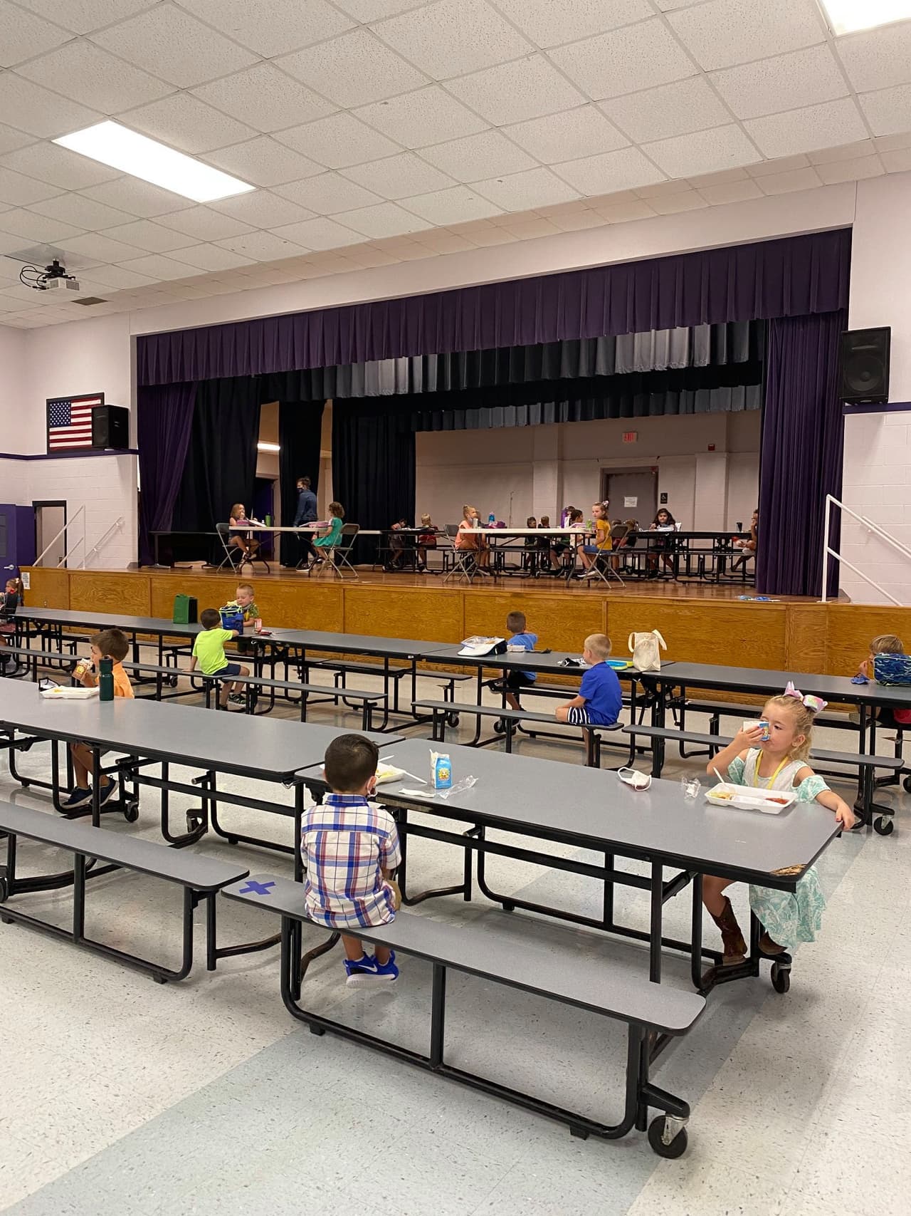 Para aquellos estudiantes que asistirían a clases en persona, el plan opera en un horario de bloques.