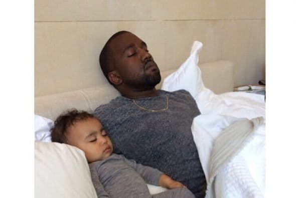 Tomando la siesta junto a papi.