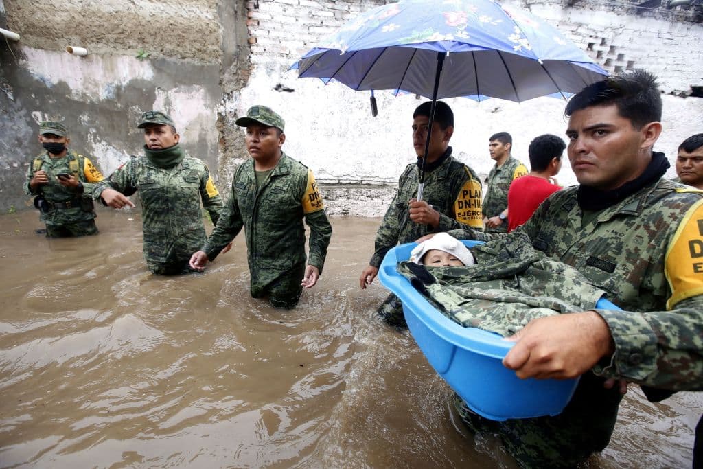 Un bebé es rescatado en una bañera por miembros de las fuerzas armadas en el municipio de Tlaquepaque, en Jalisco, el pasado viernes 3 de septiembre.