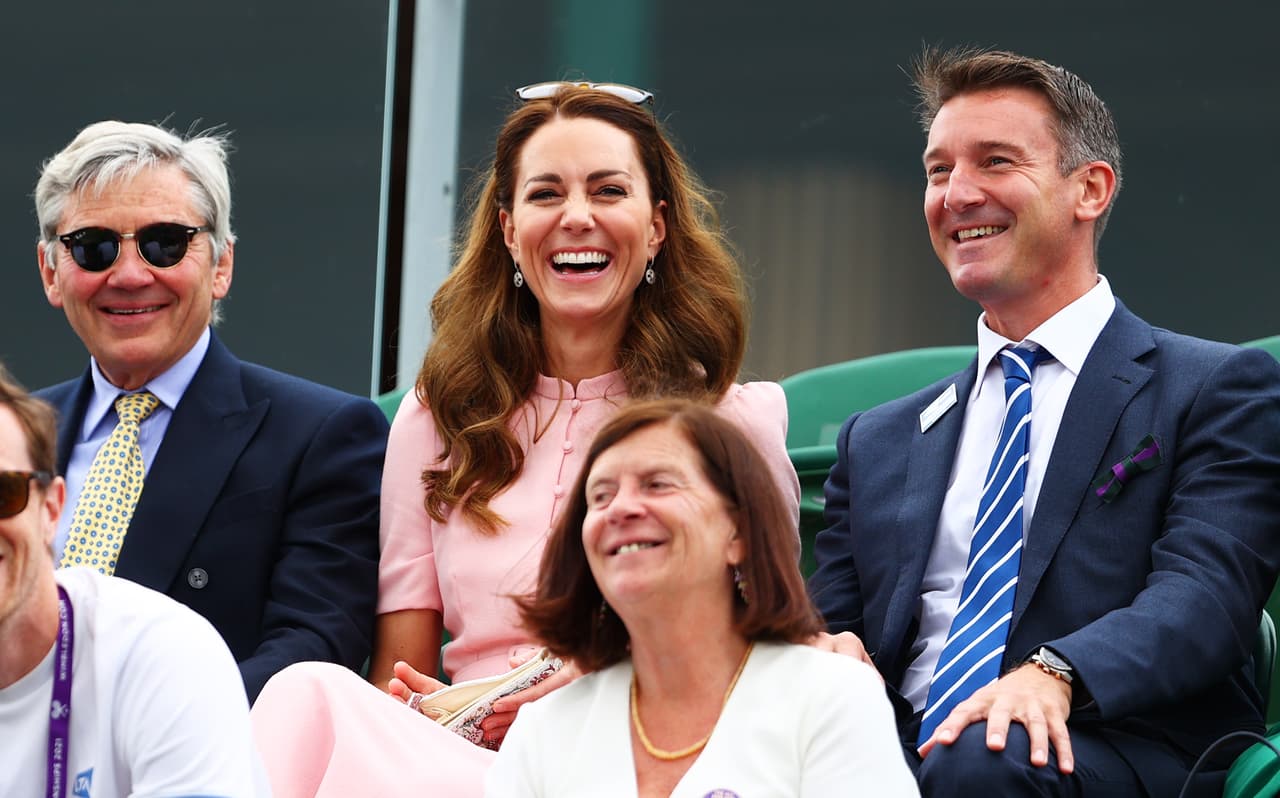 La esposa del príncipe William asistió al estadio con un elegante vestido rosa ideal para el verano de la diseñadora londinense Beulah. 
<br>