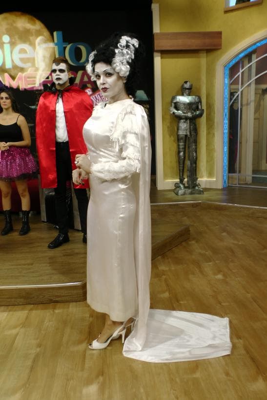 Karla Martínez estaba un poco pálida en su papel de la novia de Frankenstein, en el Halloween 2015.