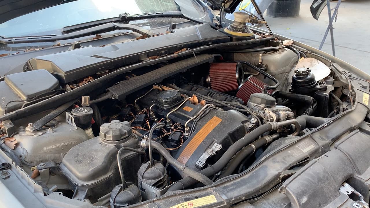 También es importante saber que si en algún momento la grúa se lleva tu carro por estar mal estacionado y el de la grúa no tiene manera de abrirlo y le dejaste el freno de mano, entonces al llevárselo hace que se dañen los discos del automóvil, las balatas, incluso hasta la trasmisión.