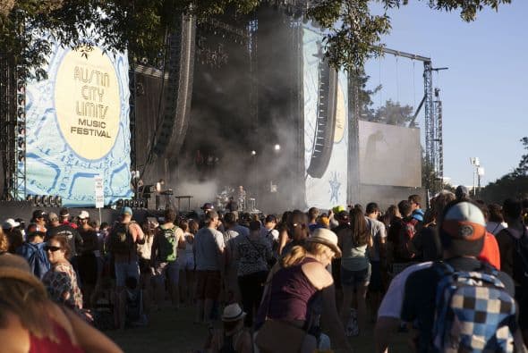 Mark Foster y los demás integrantes de la banda de indie rock Foster the People interpretaron sus mayores éxitos en el Austin City Limits este viernes.