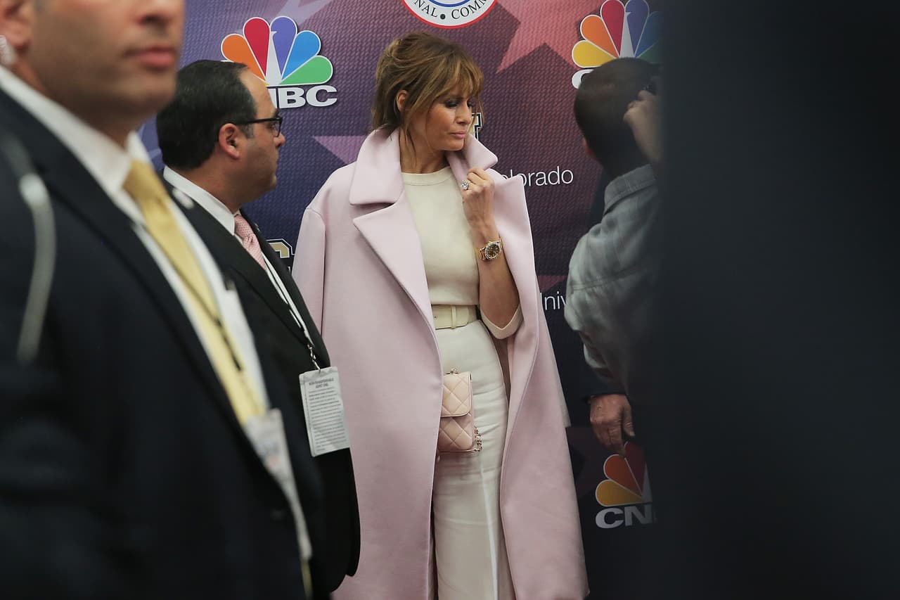 En su visita a Colorado, en octubre del año pasado, Melania Trump acompañó al candidato vistiendo un formal abrigo rosa y traje de pantalón blanco. Muy al estilo de Claire Underwood, el personaje de House of Cards, Melania mostró una elección que mantendría durante toda la campaña: colores en bloque, claros, neutros, que parecen sinónimos de seguridad y calma.