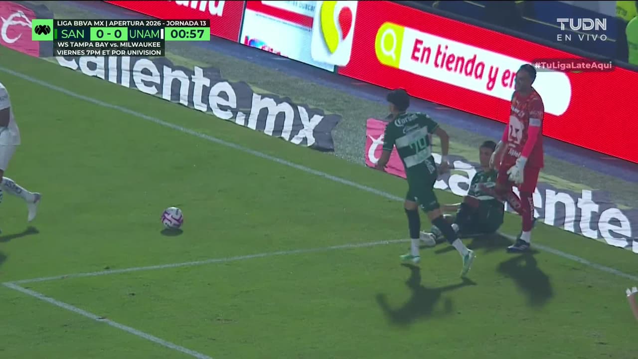 ¡Expulsión! El árbitro saca la roja directa a Nathan Silva.