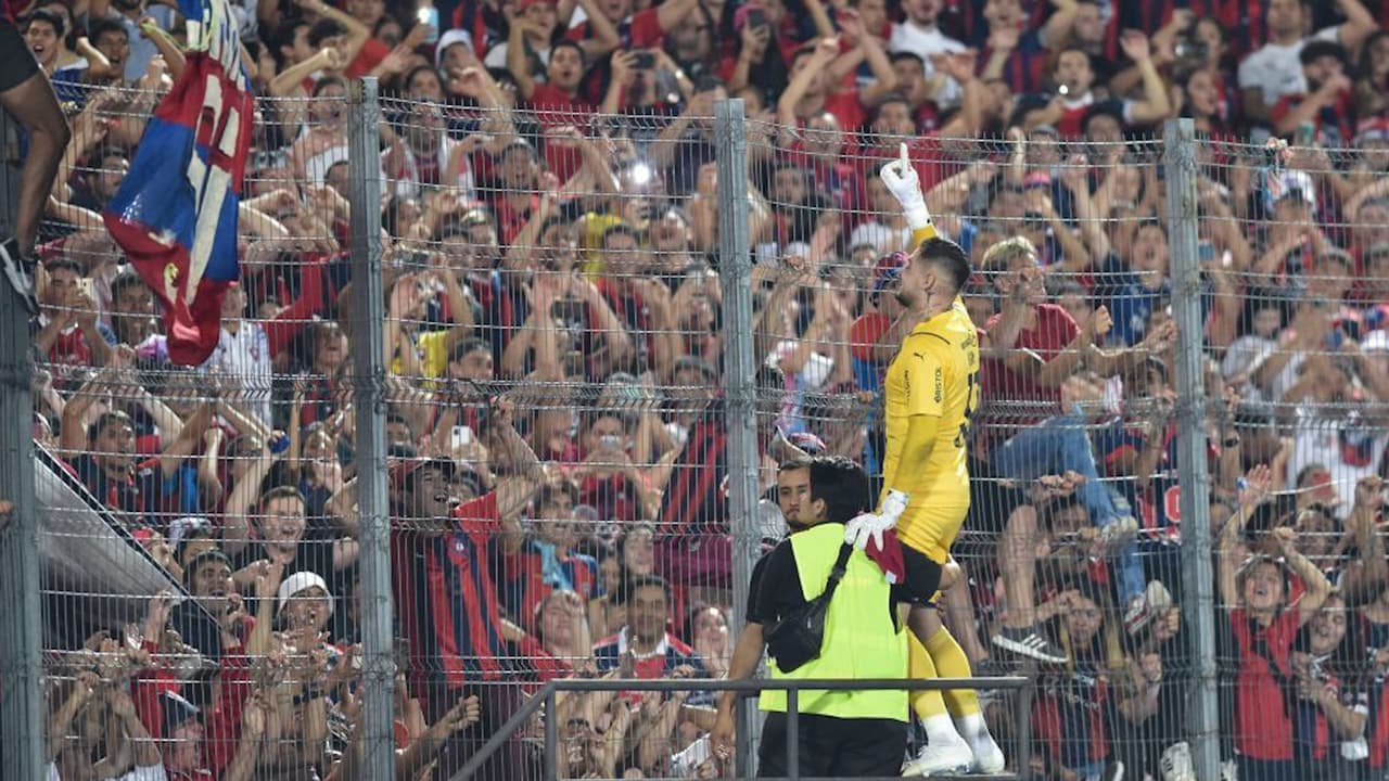 Hieren con bala a Policía durante el superclásico del futbol paraguayo