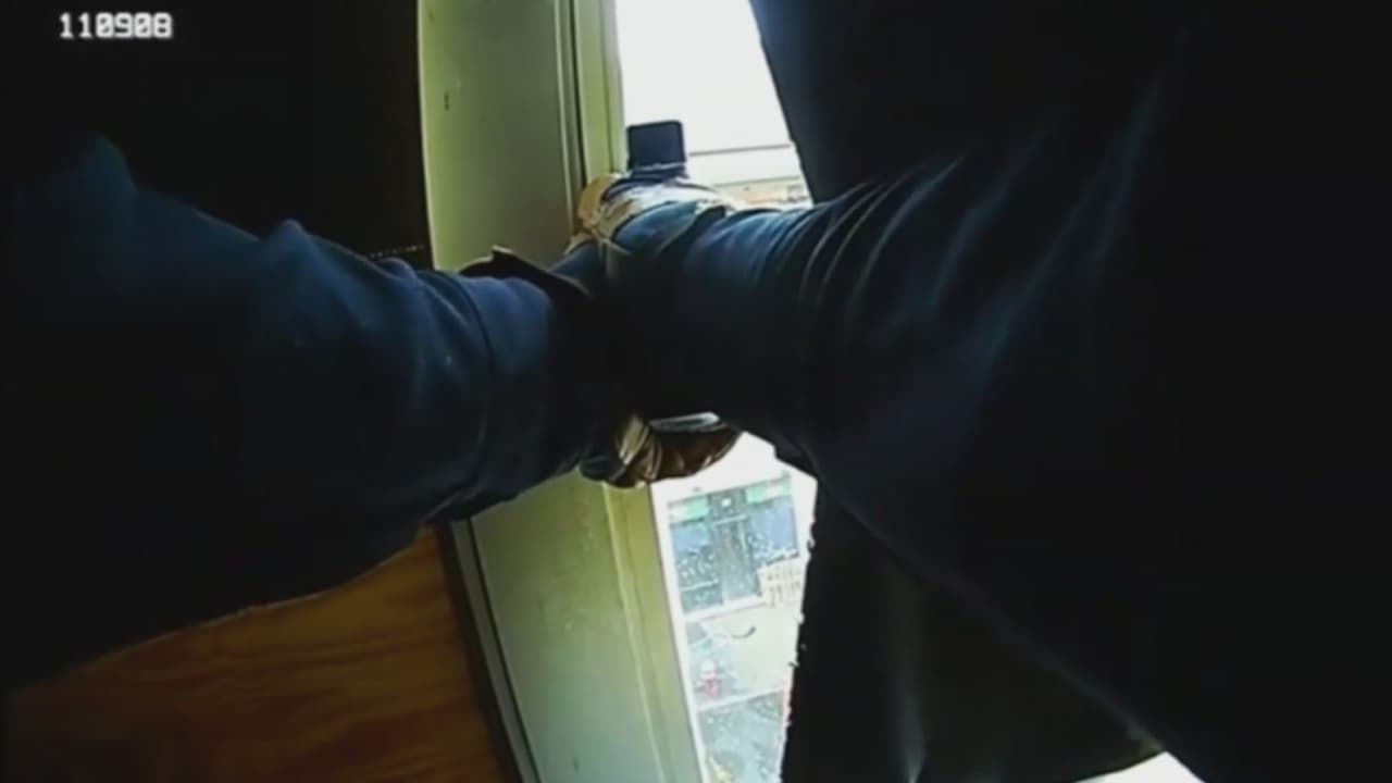 Revelan video de cámara corporal de policía durante tiroteo mortal en Jersey City