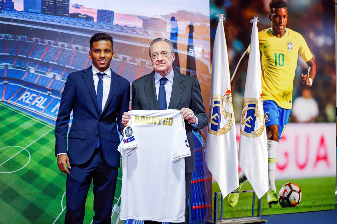 Este martes el brasileño Rodrygo, ex Santos F.C., firmó contrato hasta 2025 con el Real Madrid y posteriormente fue presentado de manera oficial junto al presidente Florentino Pérez. "Era mi sueño desde pequeño jugar acá [...] estoy a disposición del club, en el Castilla o el primer equipo", comentó el joven atacante.