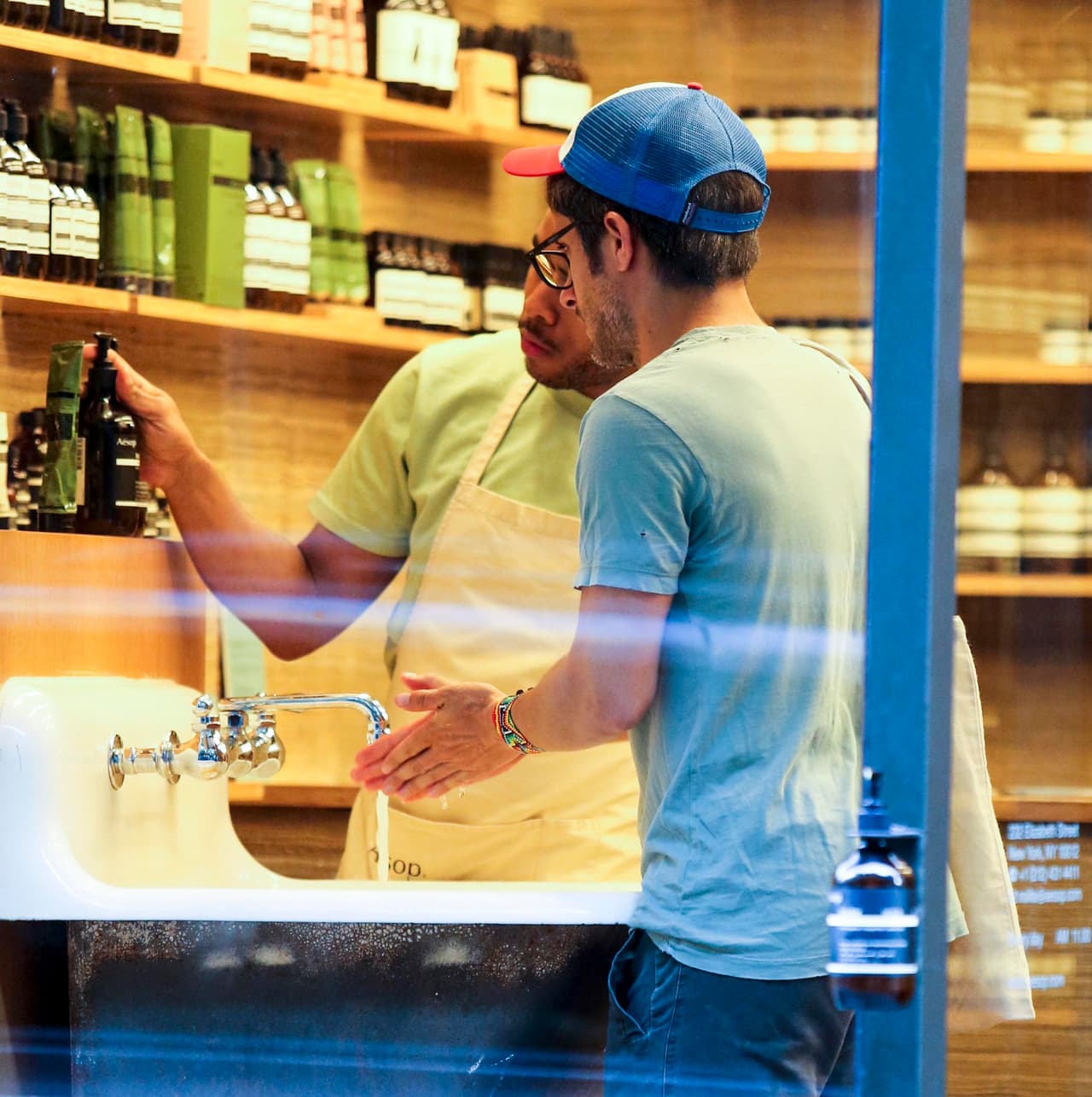 El dependiente le enseñó una variedad de productos para la piel.