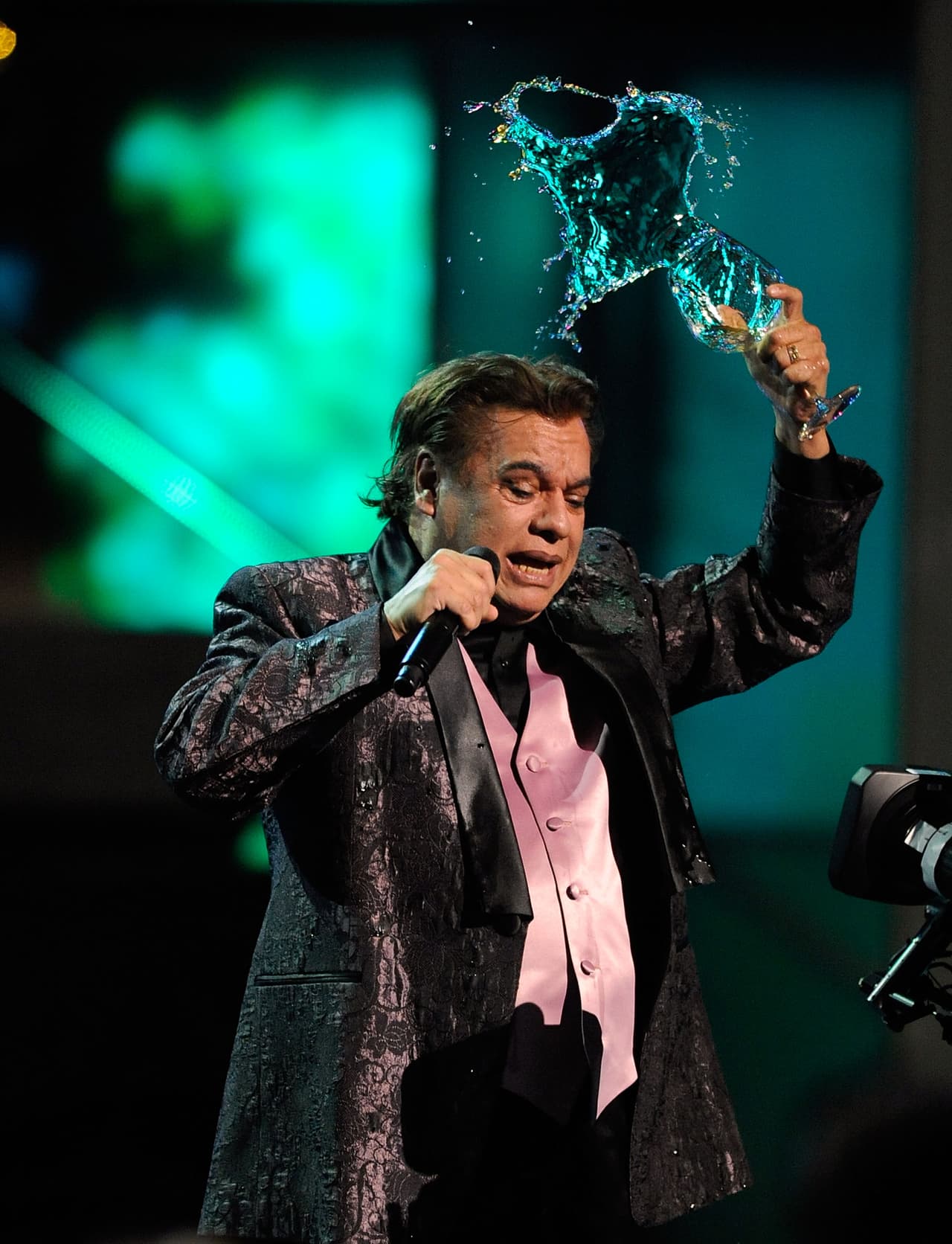 El cuerpo del cantante fue cremado y sus restos fueron homenajeados en ciudades de Estados Unidos, así como Ciudad Juárez y en el Palacio de Bellas Artes de la Ciudad de México, en donde se congregaron más de700 mil personas.