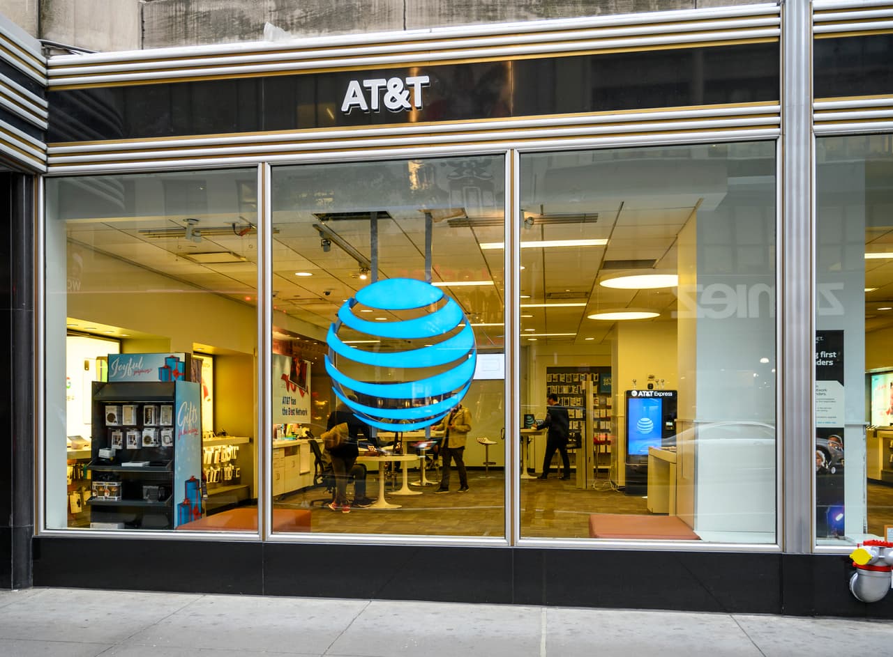 <b>Puesto 6. AT&T Wireless.</b>
<br>
<br>Locales cerrados: 570.
<br>
<br>Marca afectada: AT&T Mobility.
<br>
<br>Esta compañía cerró 250 tiendas físicas a principios de 2021 y había clausurado 320 en los últimos dos meses de 2020. Según un comunicado de la compañía, los cierres representan una adaptación a la creciente tendencia de los consumidores a realizar compras en línea.
<br>