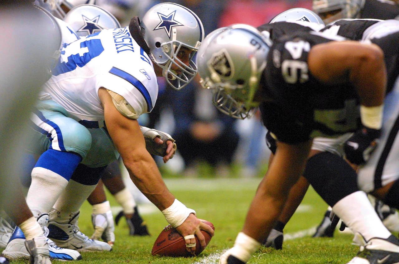 Dallas Cowboys son el equipo con más apariciones en el Estadio Azteca con tres partidos. En la imagen, centro de Cowboys, Mark Stepnowski se prepara para entregar el balón en el American Bowl 2001.