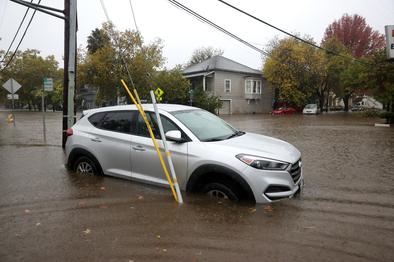 <b>San Rafael.</b> Un automóvil se encuentra varado en una calle inundada.