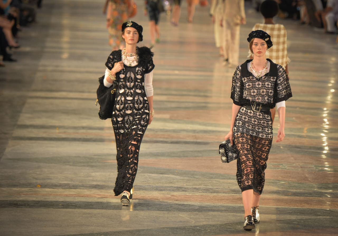 Boinas y vestidos de ojalillo marcaron el desfile de Chanel.