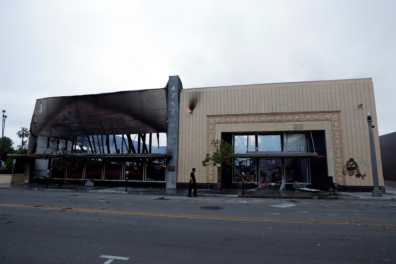 Los incendios en Los Ángeles escalaron de botes de basura a edificios enteros.