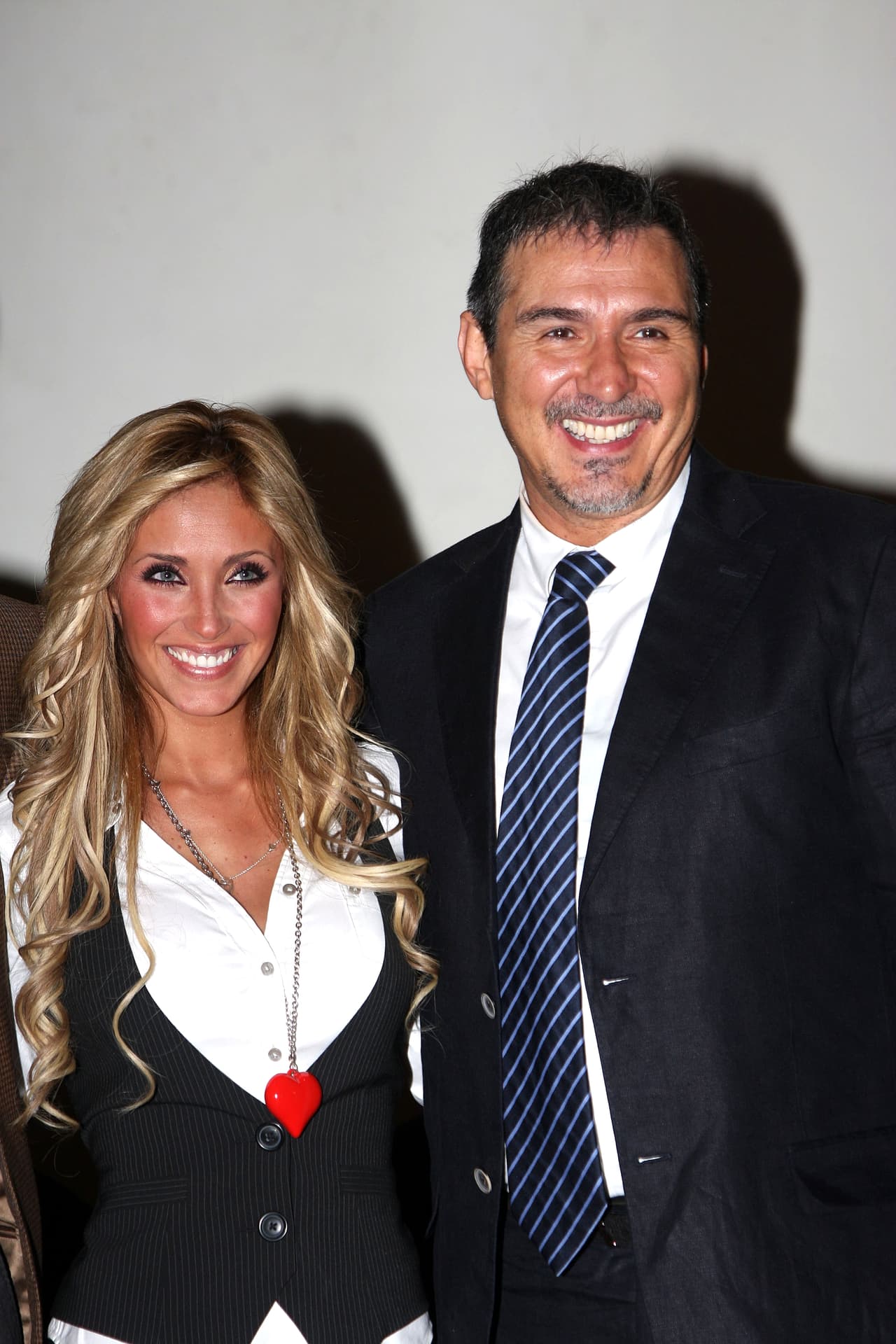 Así lo ha demostrado con las diversas agrupaciones que ha formado, es por eso que hacemos un repaso de sus más grandes éxitos musicales. ¿Te acuerdas de ellos?