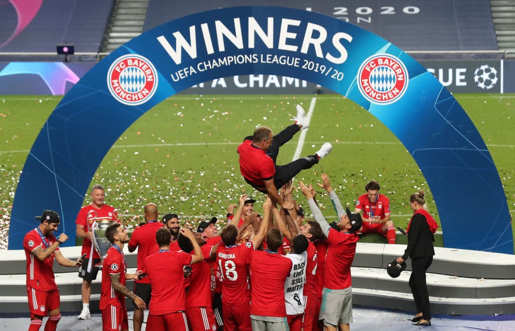 Hans-Dieter Flick, entrenador del Bayern Munich vuela por los aires.