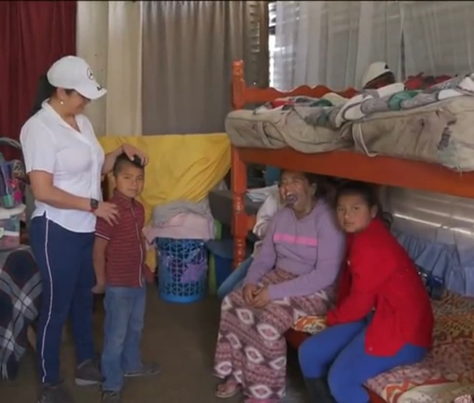 Su anhelo por tener una familia fue tal que logró ser madre de siete hijos. Sin embargo, con la muerte de uno de ellos y de su esposo, ahora tiene que hacerse cargo de los pequeños sin ayuda de nadie. 
<b>Los niños, quienes la ven sufrir, solo desean verla feliz. </b>
<br>