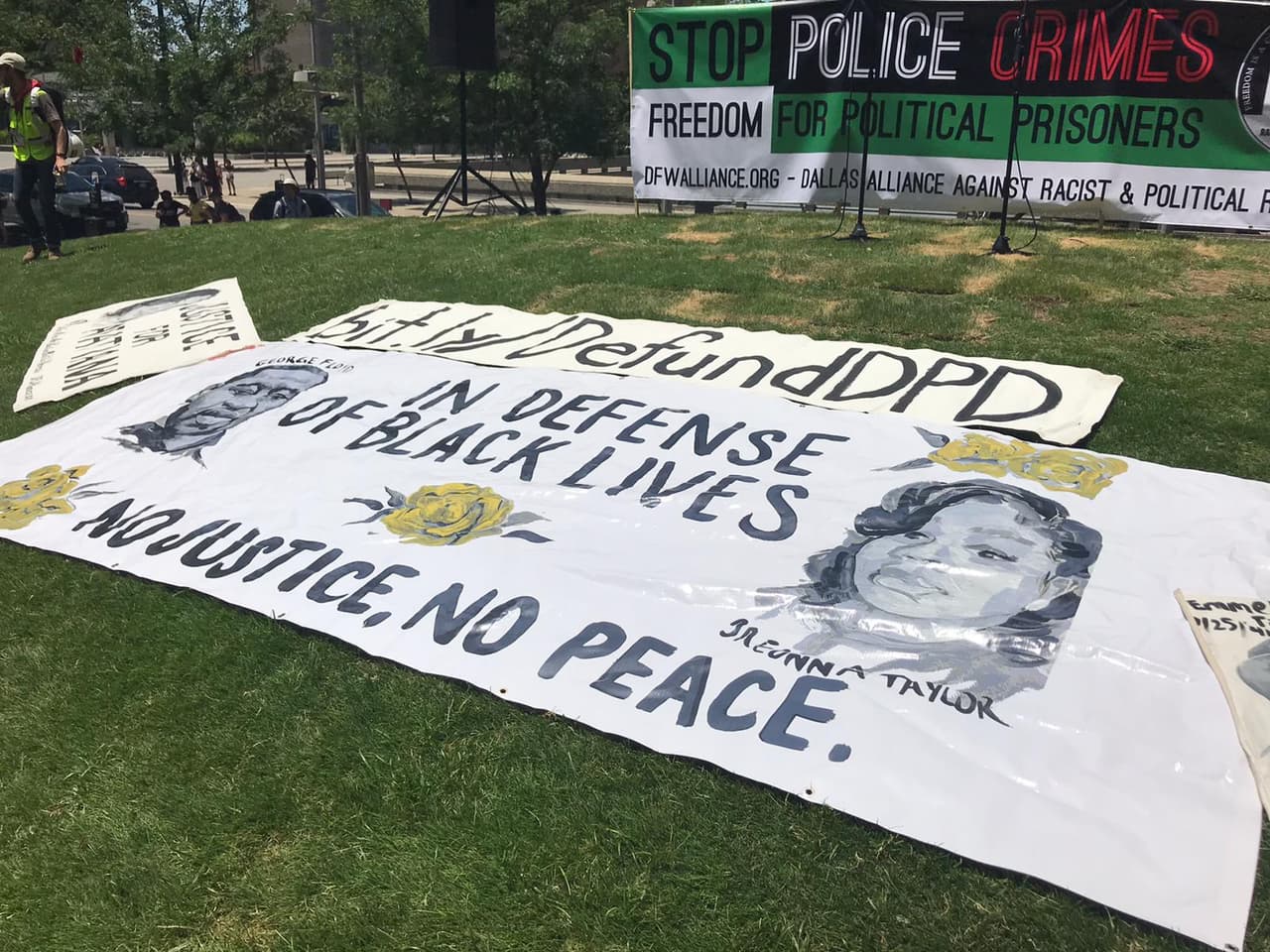 Portaron pancartas exigiendo justicia por las muertes de personas de la raza negra a manos de la policía.
<br>