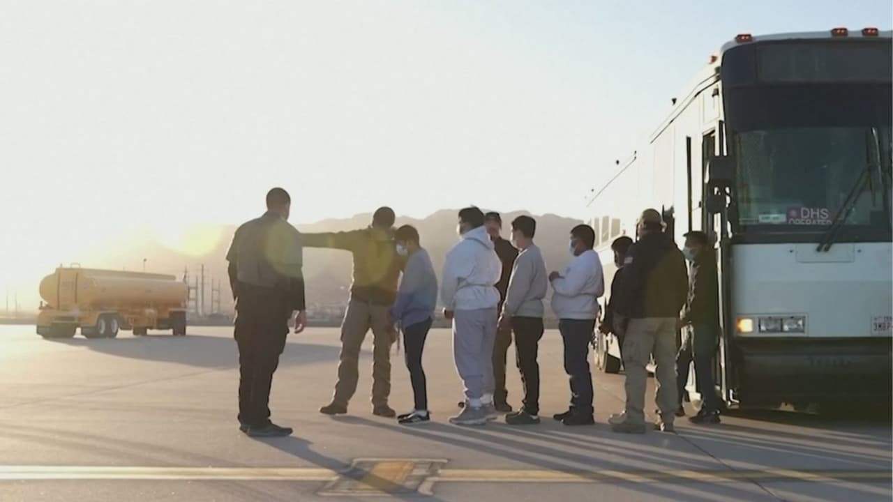 "Allá dentro nos trataban como criminales": Denuncian condiciones precarias en centro para inmigrantes detenidos y exigen su cierre