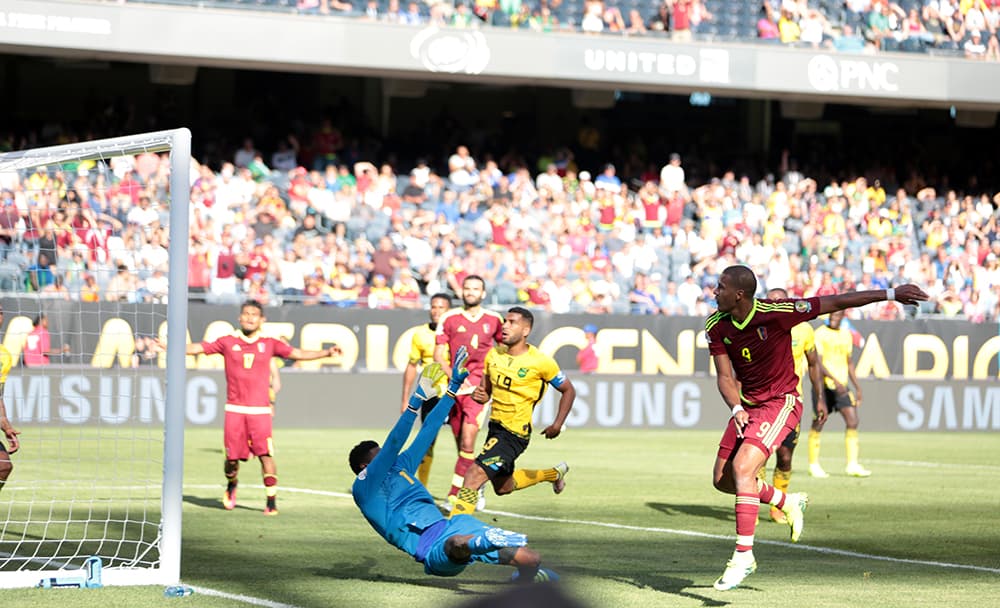 La selección de Jamaica casi toma la ventaja a los pocos minutos con un remate de Je-Vaughn Watson.