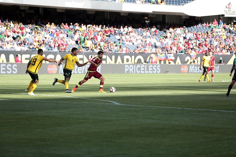 El jamaiquino Rodolph Austin vio la tarjeta roja por cometer una fuerte falta.