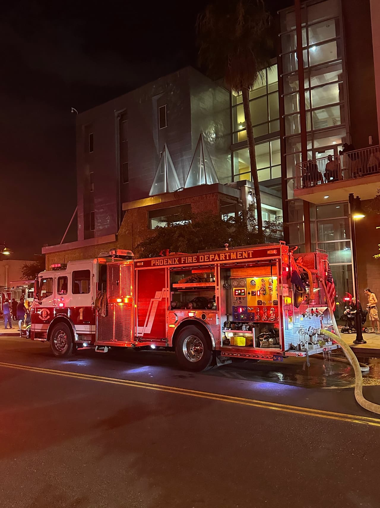 <b>Decenas de personas fueron evacuadas temporalmente </b>del edificio, pero nadie será desplazado ya que ninguna de las residencias se vio afectada, ya que el fuego fue rápidamente contenido y extinguido antes de que comprometiera la estructura.