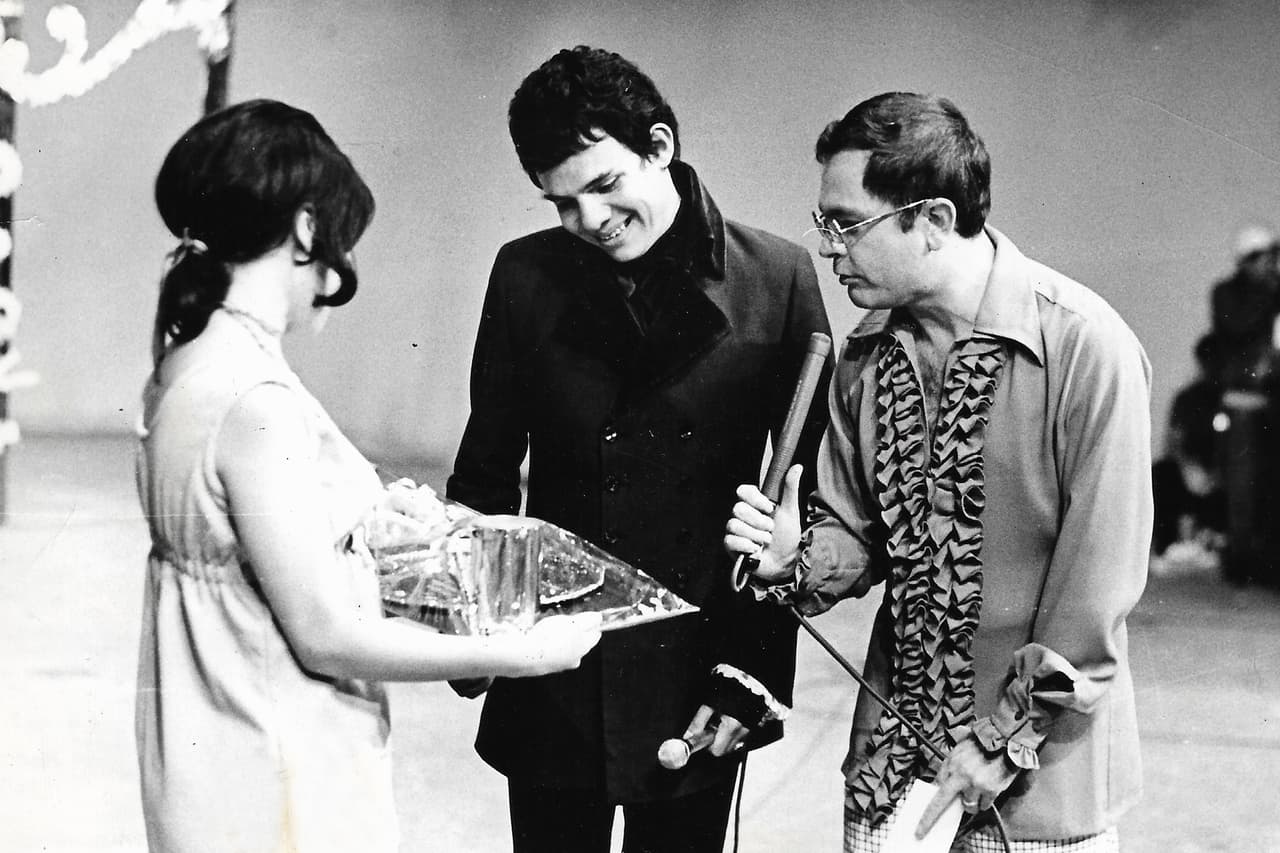 “Nos encontramos en el mismo escenario para presentarnos ante el mundo, la prensa, y darnos a conocer, la noche del Heraldo lo presentan a él como la voz del año, el descubrimiento como la mejor voz, y a mí como el rostro, con Raúl Velasco”, añadió la actriz.
<br>