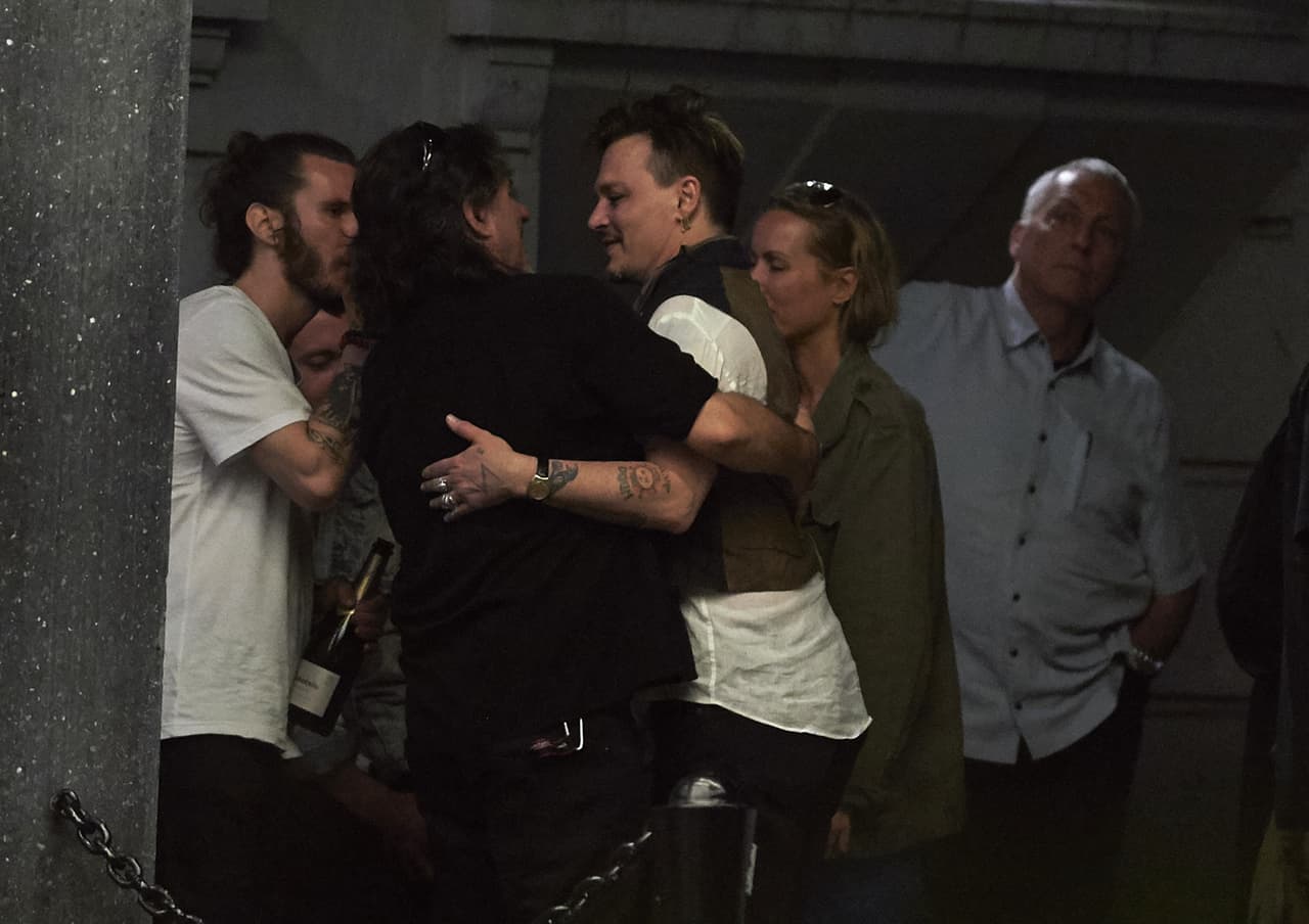 Al notar las cámaras intentaron guardaron las botellas.