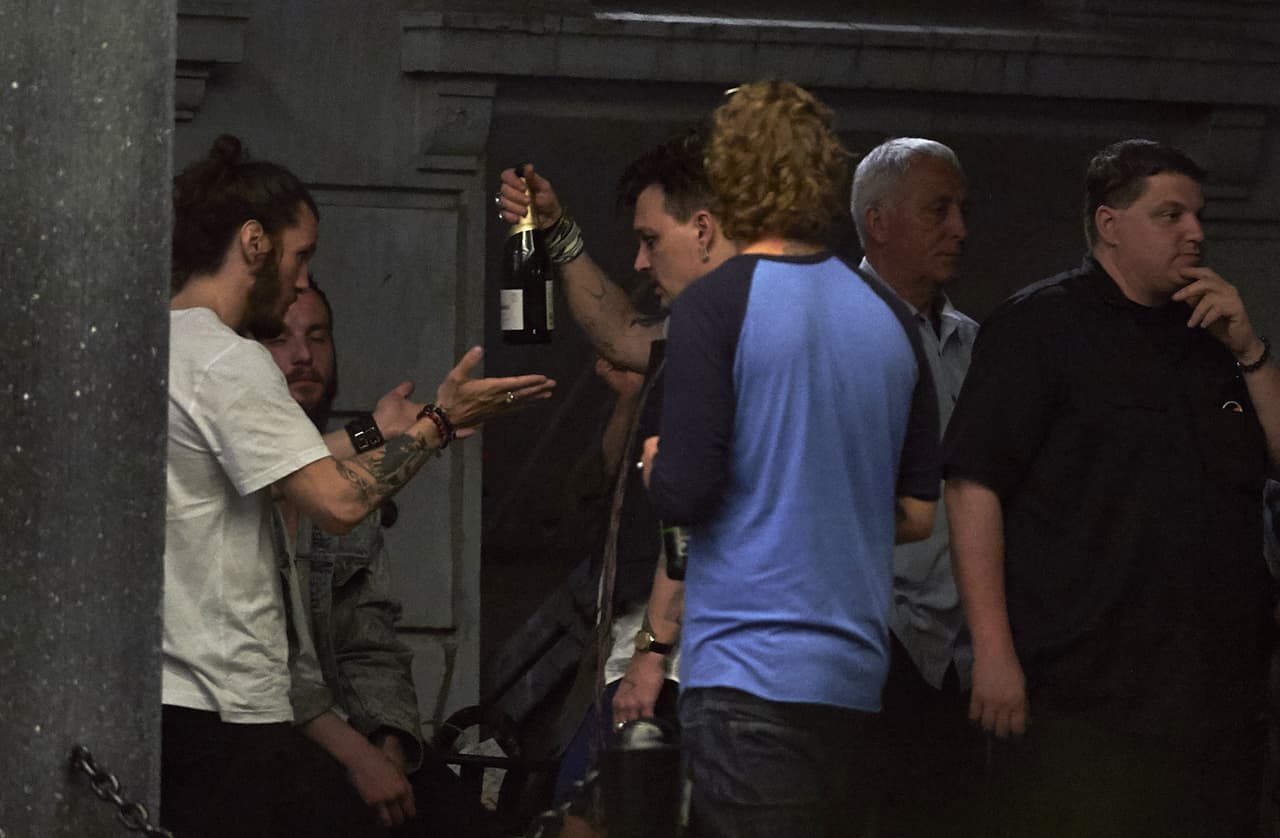 Desafortunadamente, los paparazzi captaron al actor bebiendo a las afueras del bar Under The Mask en Dinamarca.