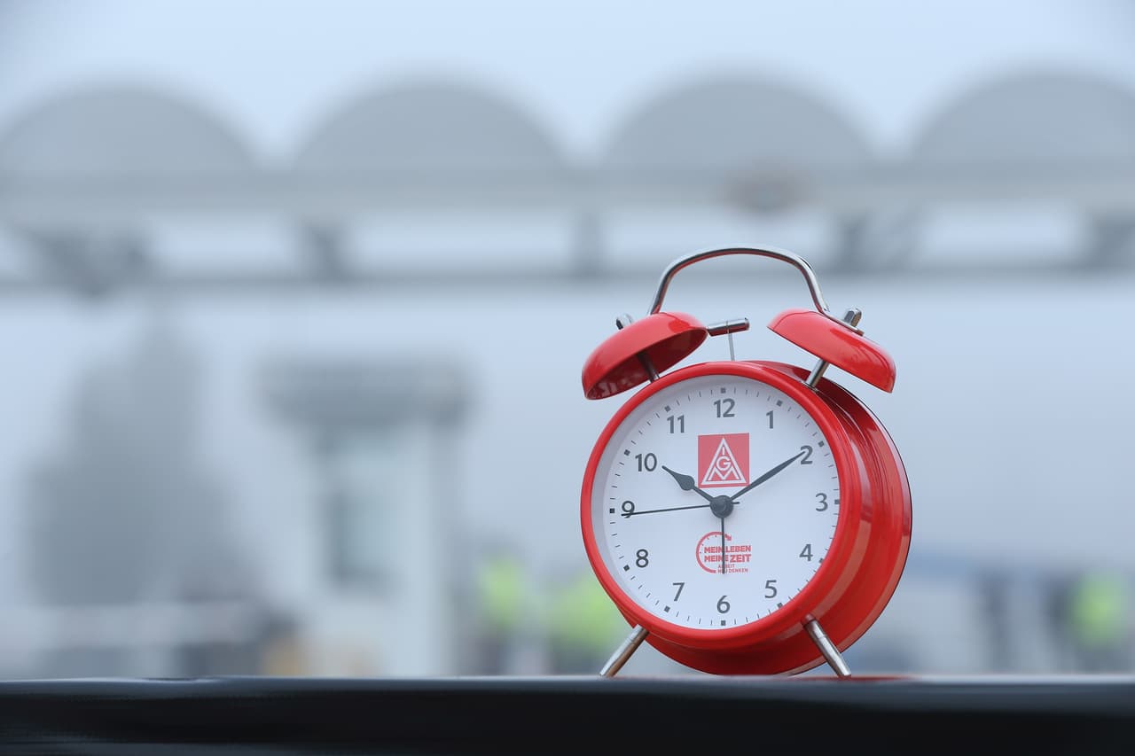 Paruthi ofreció tres consejos, el primero que 
<b>aproximadamente una semana antes, </b>comienza a adelantar la hora a la que te duermes y te levantas 10 minutos cada día, 
<a href="https://cnnespanol.cnn.com/2021/03/08/horario-verano-cambio-sueno-trax/" target="_blank">según CNN. </a>
<br>