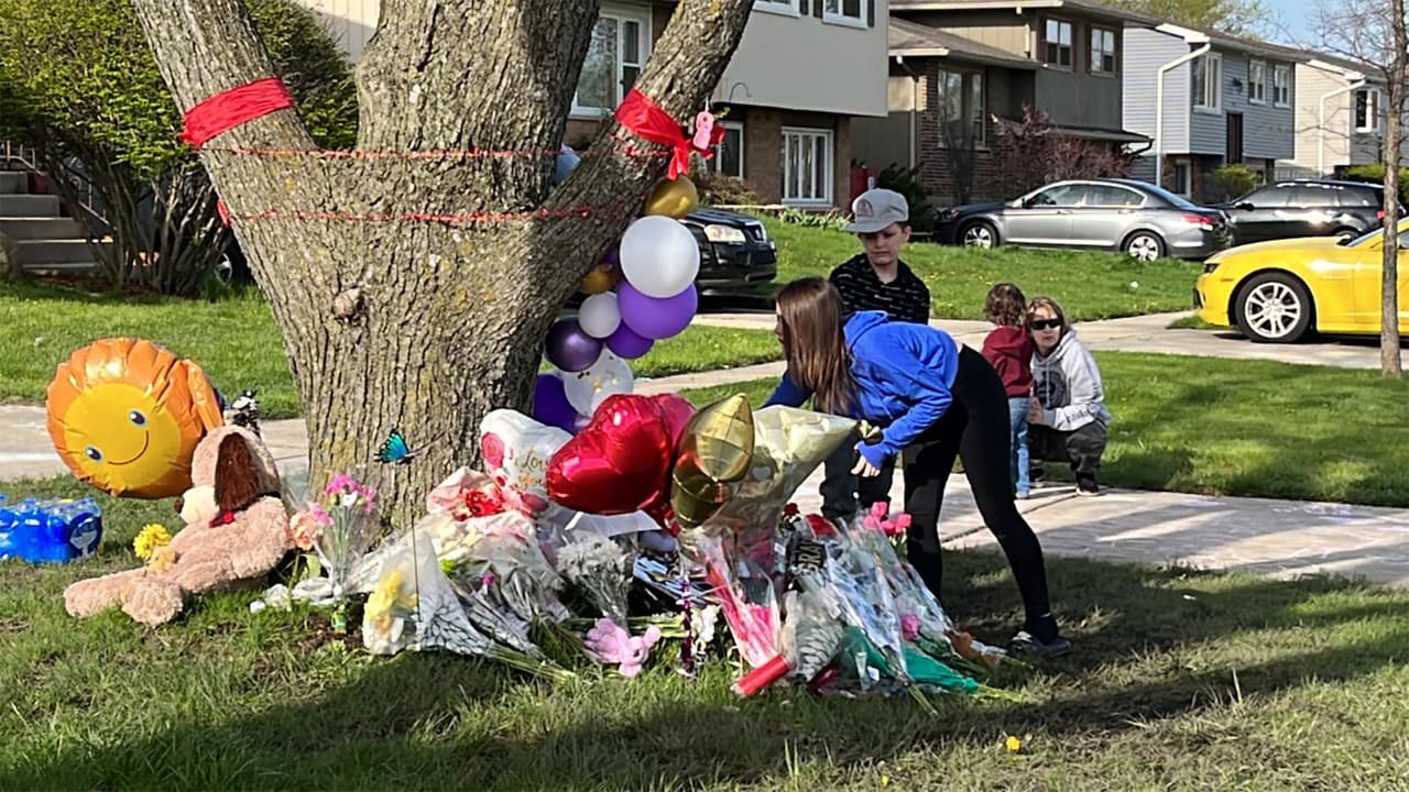 <b>El domingo 1 de mayo</b>
<br>De acuerdo con documentos de la corte, Linda escribe nuevamente a Mia, sin obtener respuesta. Preocupada, pregunta a Almaru sobre su hermana. Almaru le asegura que
<b>Mia le responderá en una hora... pero nada sucede</b>.