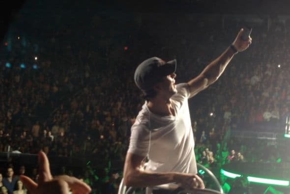 Con el US Airways completamente repleto, Pitbull y Enrique Iglesias hicieron retumbar el centro de Phoenix con un tremendo fiestón que duró más de 3 horas.En el concierto, estaban presentes celebridades como Jessica Cediel del Gordo y La Flaca y William Valdes de Despierta America, entre otros. Durante el show, los fans enloquecieron y corearon los éxitos de ambos artistas. Enrique Iglesias, hasta saltó del escenario para interactuar con su público y tomarse selfies con ellos.