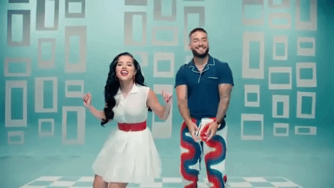 El tema fue escrito por Becky G y Maluma, quienes además de haber logrado construir un gran lazo de amistad, pusieron a bailar a todos con estos peculiares pasos.