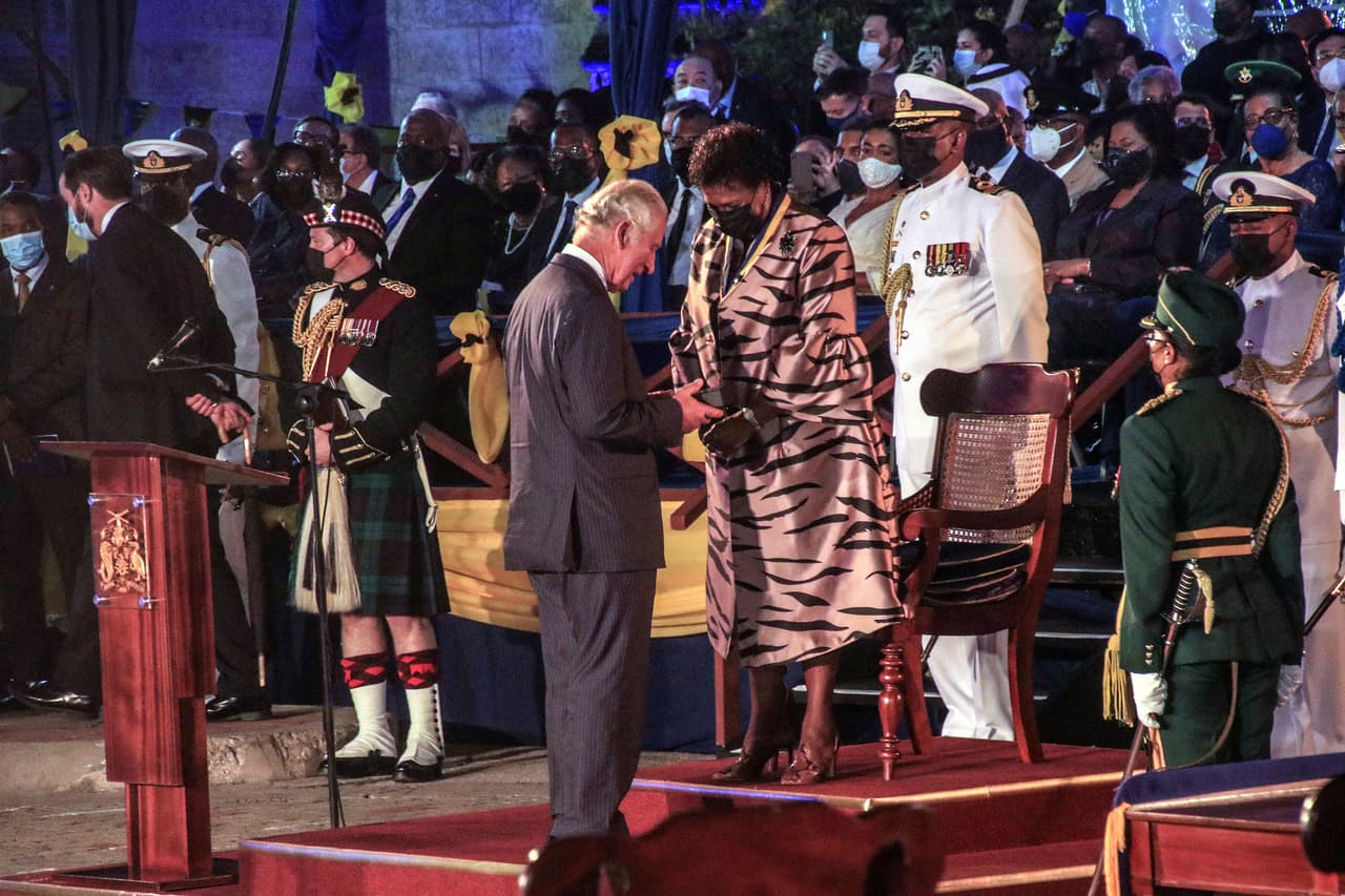 El impulso para convertirse en una república comenzó hace más de dos décadas y culminó cuando el Parlamento de la isla eligió a Mason el mes pasado.
<br>
<br>De esta forma la isla del Caribe Oriental se despojó de otro vestigio de su pasado colonial y se convirtió en una república por primera vez en su historia.
<br>