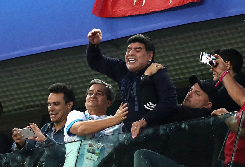 Y en aras de apoyar a su selección, como lo ha venido haciendo Diego Armando Maradona a lo largo de esta justa mundialista, no dejó de hacerlo en el partido ante la representación nigeriana.