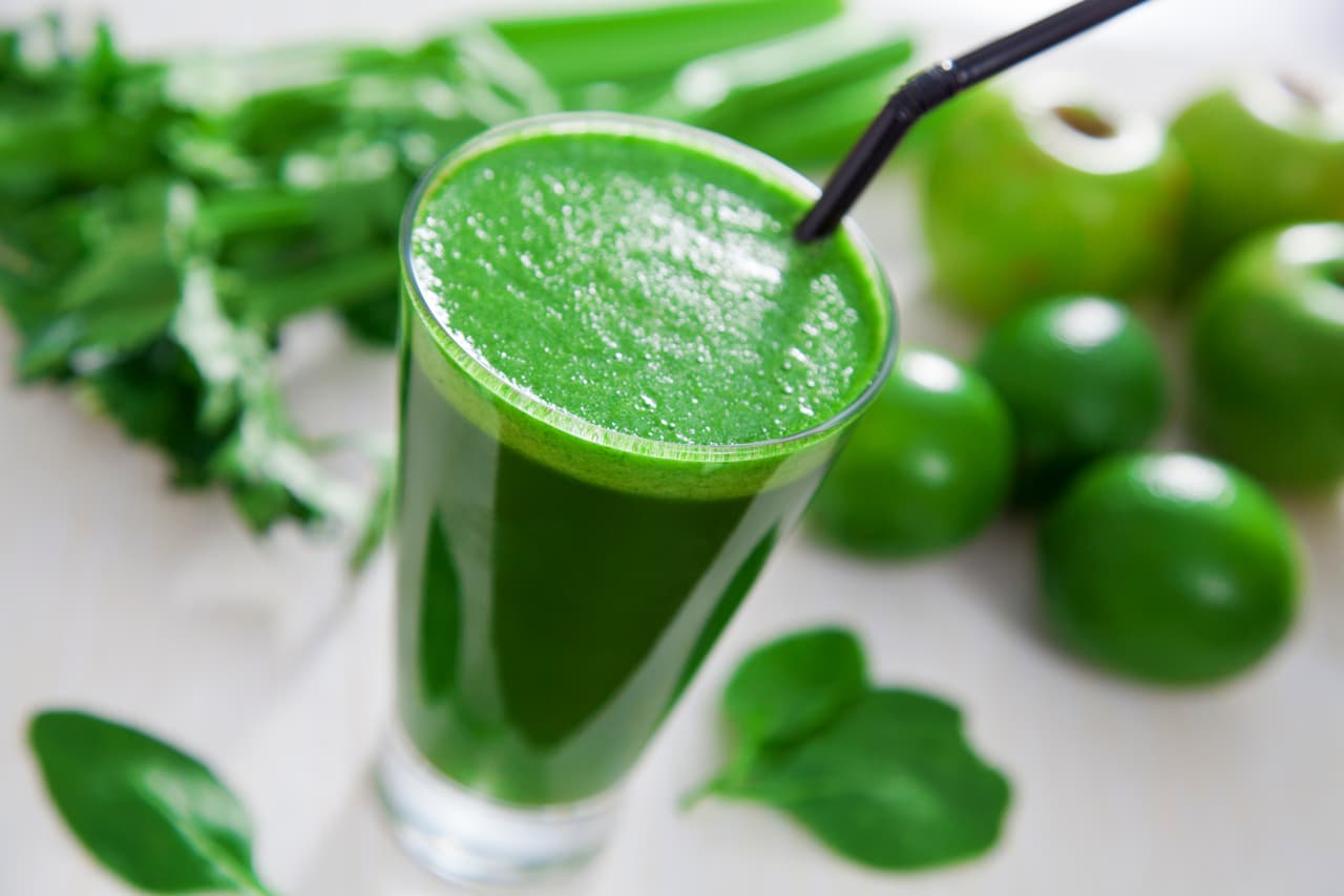 La espinaca tiene nutrientes que ayudan a mantener la vista saludable. Además, contiene vitaminas A y K, detalla el sitio del Consejo de Productos Lácteos de California. Por si fuera poco, es baja en calorías.