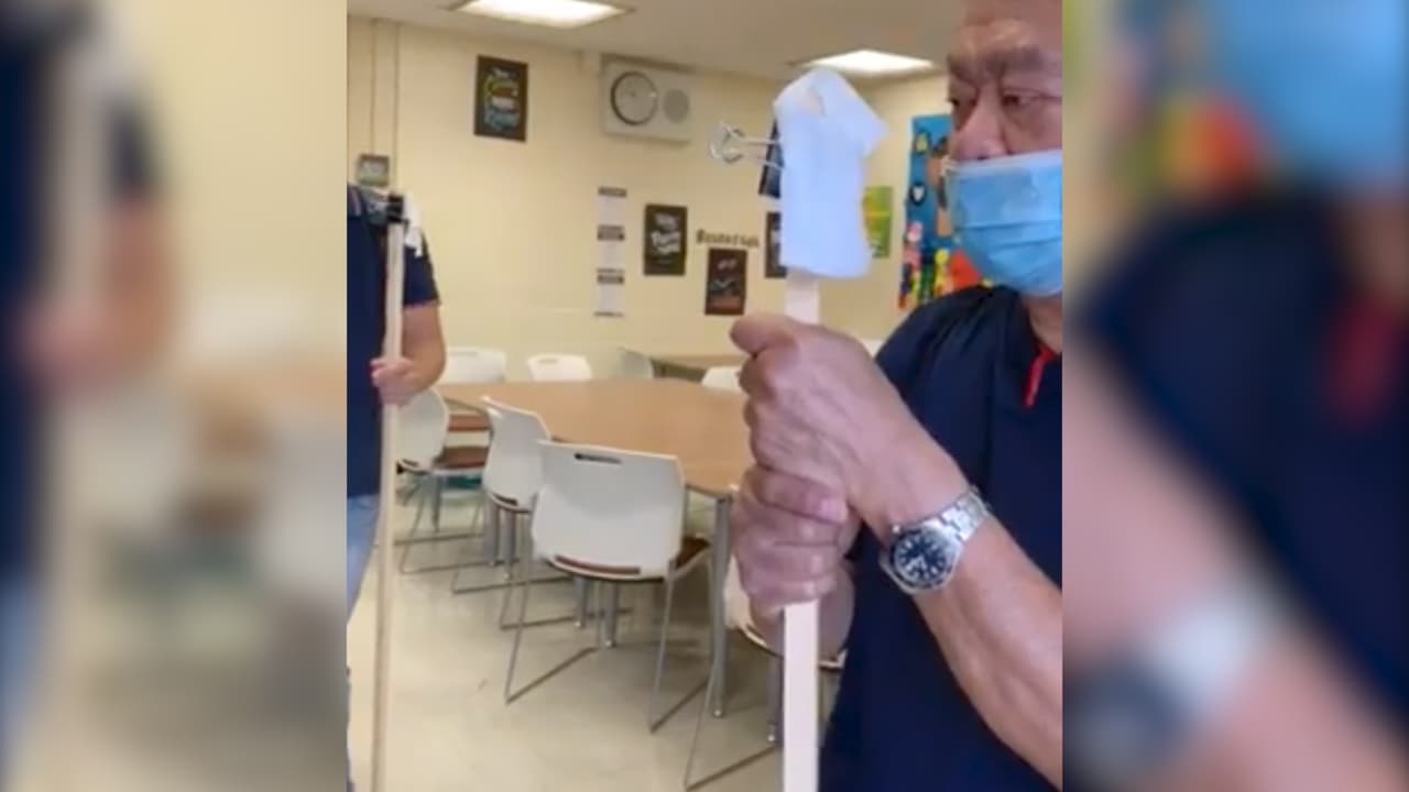 Papel higiénico atado a un palo: así comprueban el flujo de aire de las aulas de NYC 