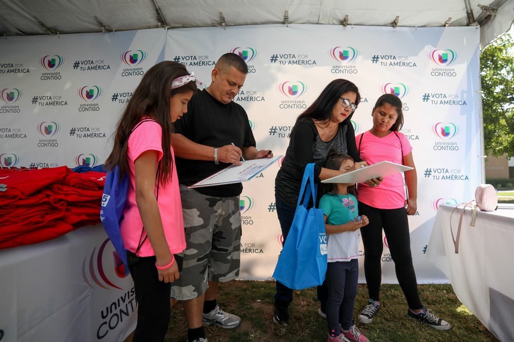 Como todos los años, Univision realizó su ya tradicional Feria de la Educación, el 15 de octubre de 2016, por primera vez en los terrenos de CalState Northridge. Decenas de miles de padres e hijos asistieron al mayor evento educativo de la comunidad hispana estadounidense.