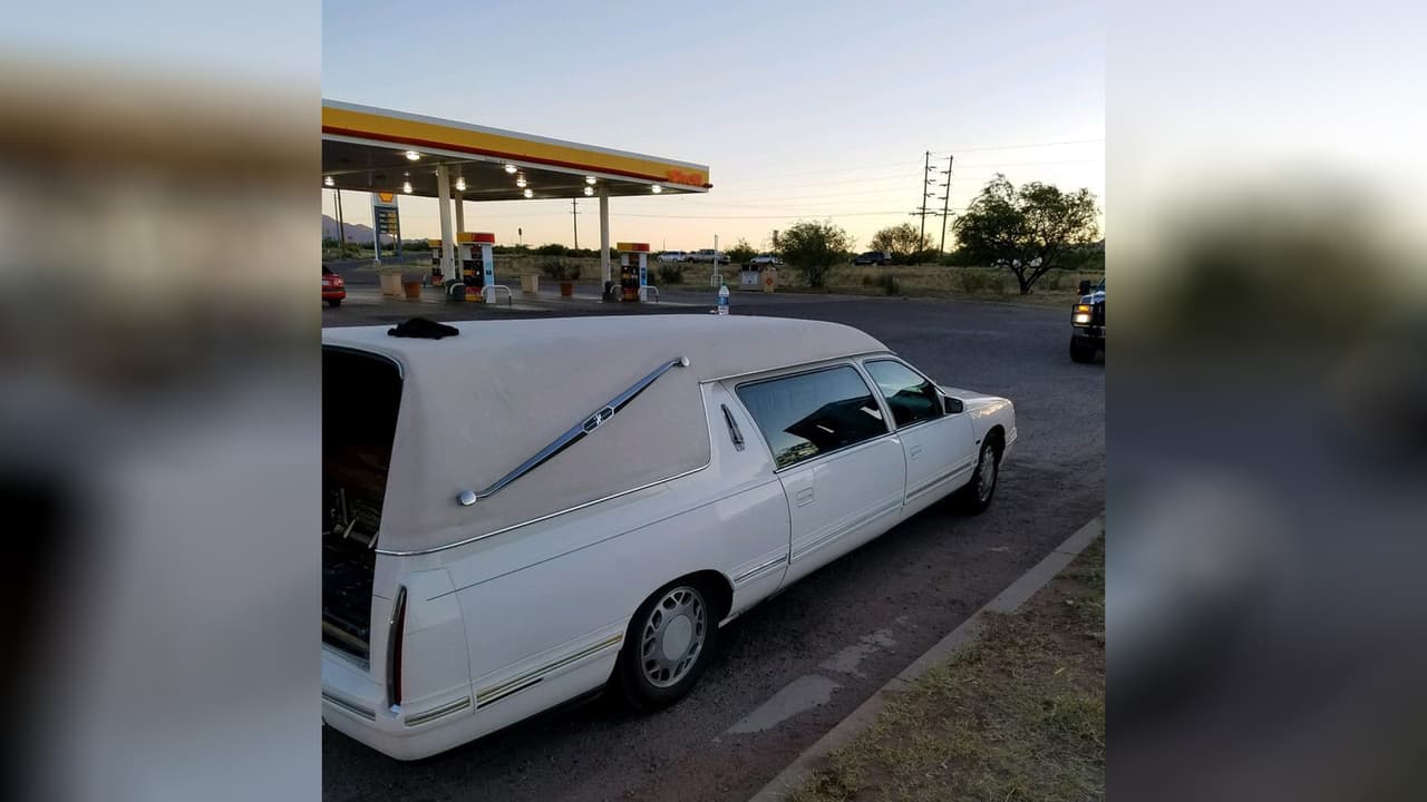 Imagen del carro funebre donde decomisaron la droga