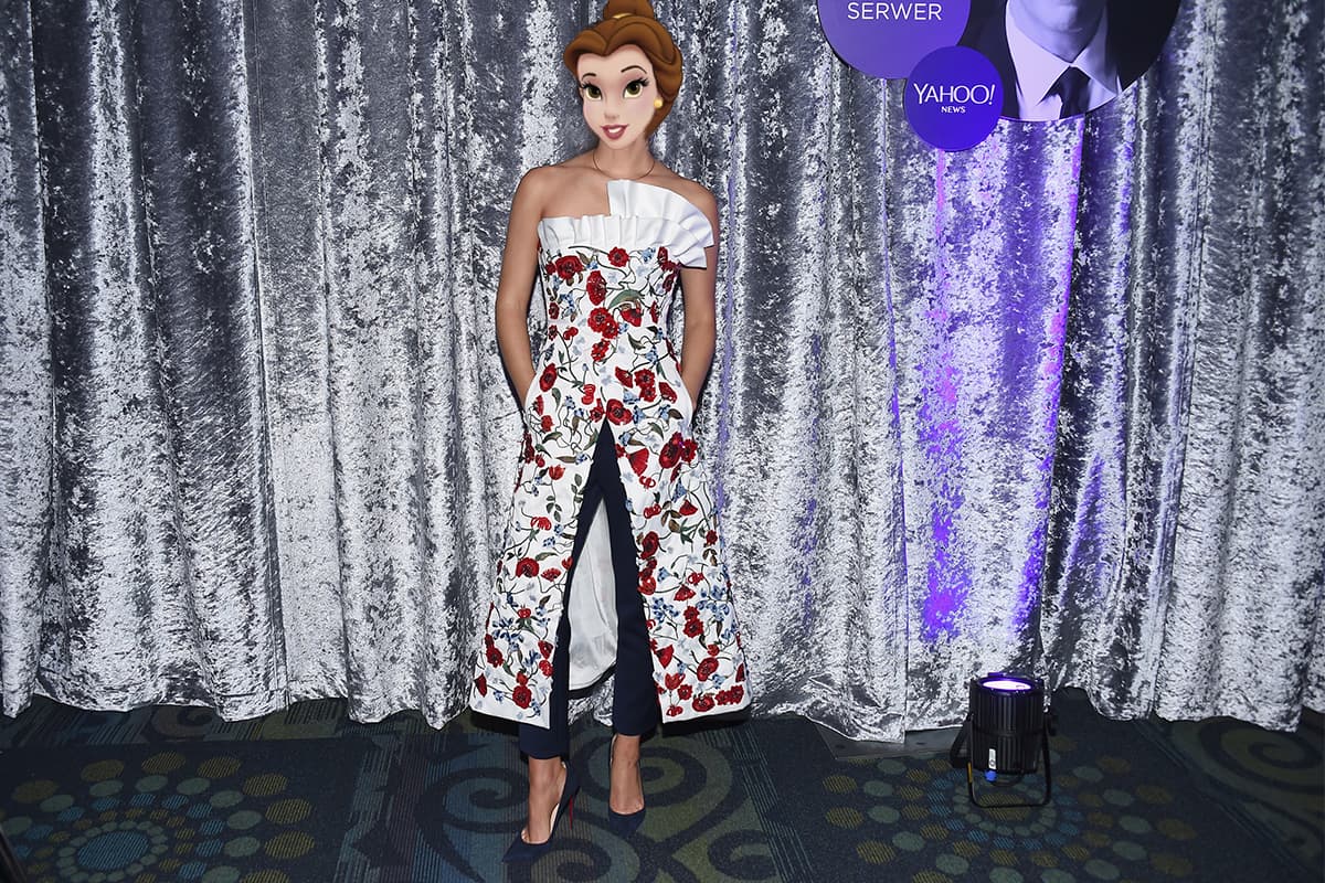 Si Bella quiere de verdad ser una princesa moderna y hablarle a una generación que quiere desafiar los clichés femeninos, no nos parece descabellado que busque vestirse con un vestido que se sobreponga a unos pantalones, como lo hizo la actriz inglesa con su traje de Osman en la Cena de los Corresponsales hace unos meses.