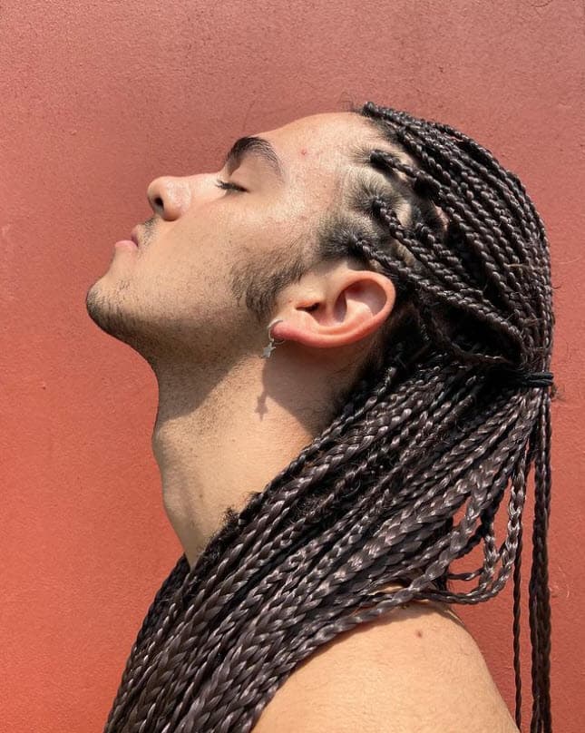 "Dice que no tiene un género específico y que él se describe como un ser universal intergaláctico. 
<b>No sé si se estará fumando algo</b>, ¿qué te puedo yo decir? Un día se levantó y dijo: 'Soy un ser intergaláctico, o sea, no soy ni hombre ni mujer, soy intergaláctico'", dijo Figueroa. 
<br>