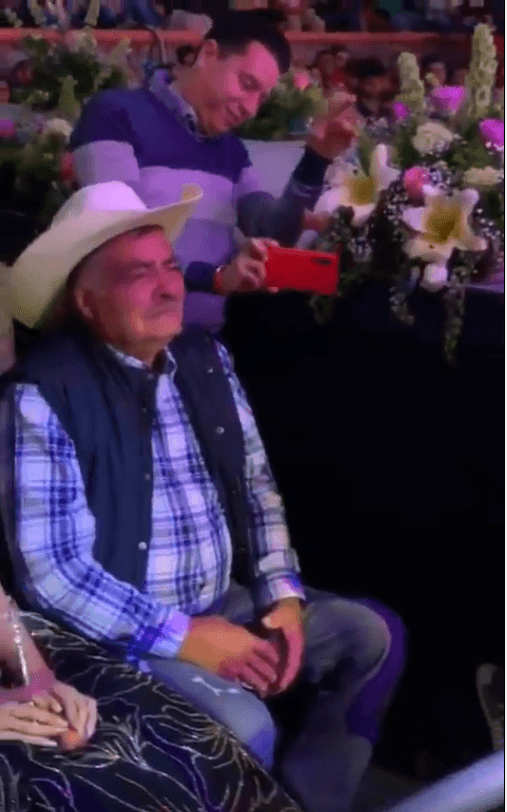 Desde aquel día tomó distancia de ella y fue hasta finales de 2019 que hubo
<b><a href="https://www.univision.com/famosos/2019-termina-con-dos-reconciliaciones-amorosas-y-la-de-ana-barbara-con-su-papa-fotos" target="_blank"> señales de una reconciliación</a></b>. La cantante publicó un video en Instagram en el que apareció su padre, sentado en primera fila en un concierto de la gira 'Mi revancha tour'. 
<br>