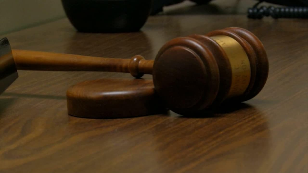 Pero hay algo más: En EE.UU., los matrimonios fraudulentos son
<b>un grave crimen</b> que conlleva consecuencias y sanciones penales para las dos partes involucradas en el casamiento.